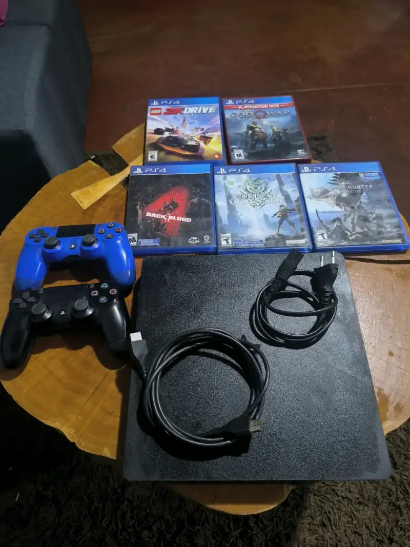 Consola PS4 con juegos y controles