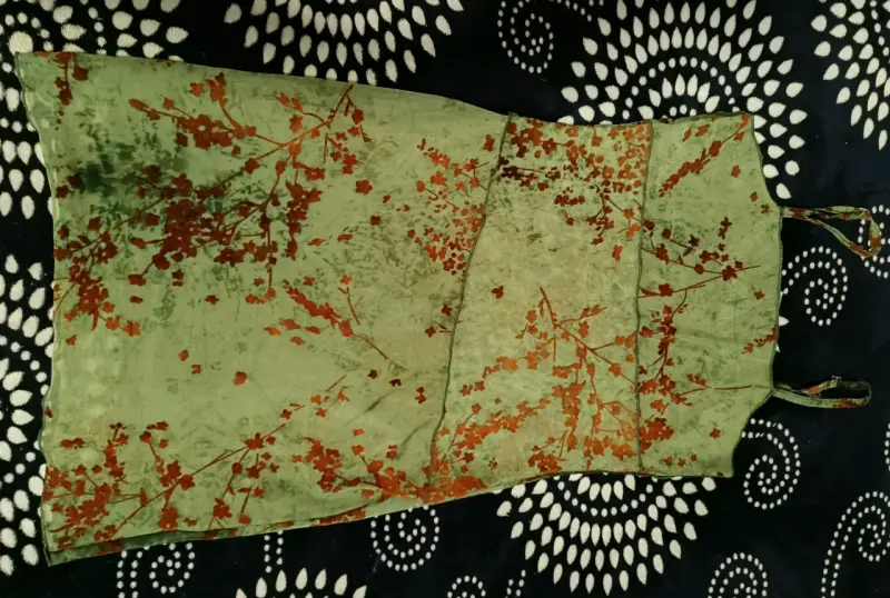Vestido corto verde con estampado floral