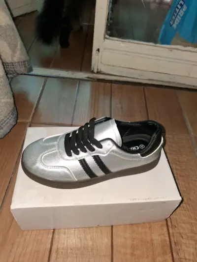 Zapatillas deportivas plateadas con cordones - miniatura 1
