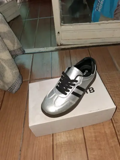 Zapatillas deportivas plateadas con cordones - miniatura 2