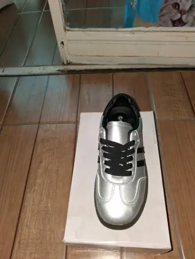 Zapatillas deportivas plateadas con cordones - miniatura 4