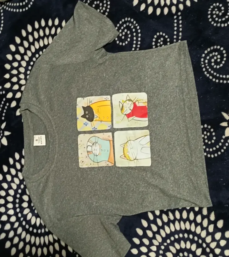 Polera gris con estampado de gatos