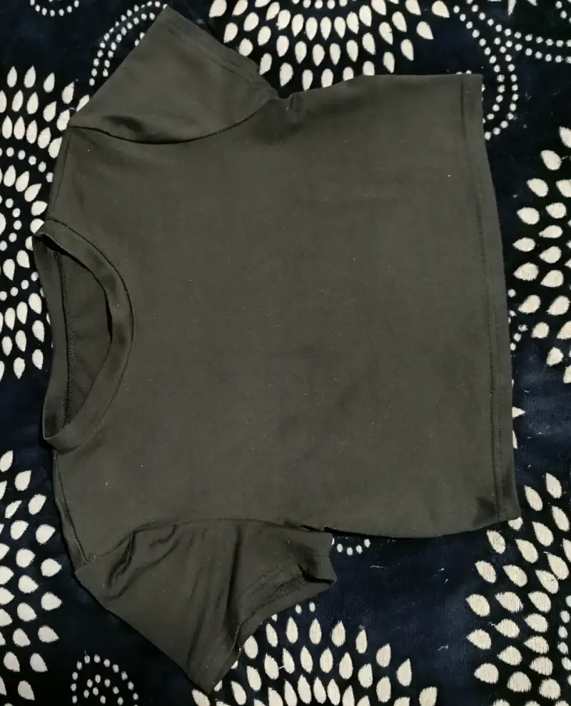 Polera negra básica para mujer