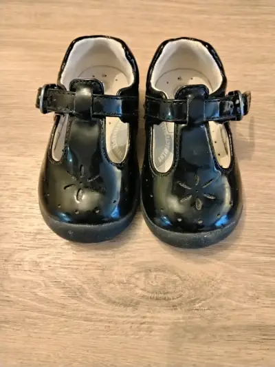Zapatos de charol negro para niña con hebilla, #18 - miniatura 1