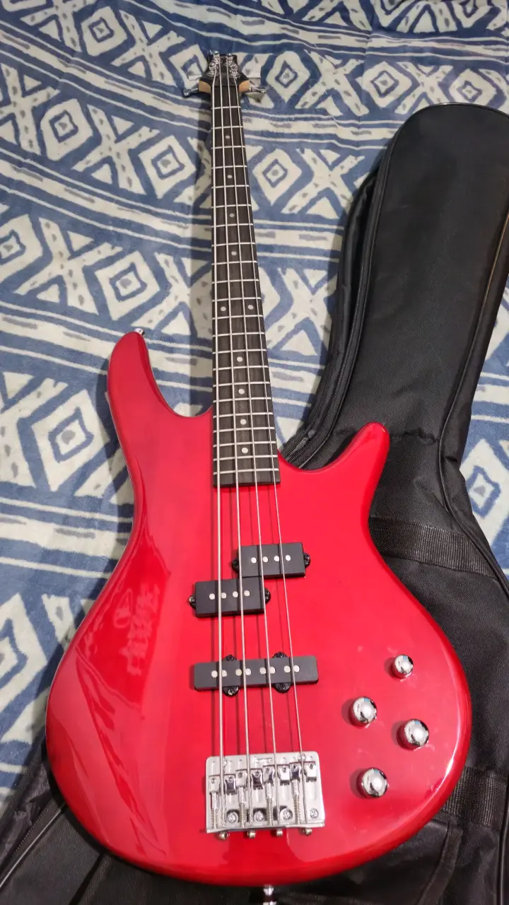 Bajo eléctrico Ibanez GSR200 rojo con funda y cabl - 1