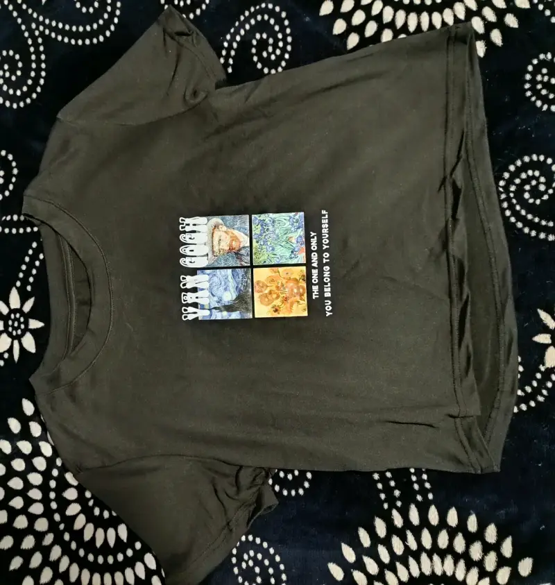 Polera negra con diseño de Van Gogh