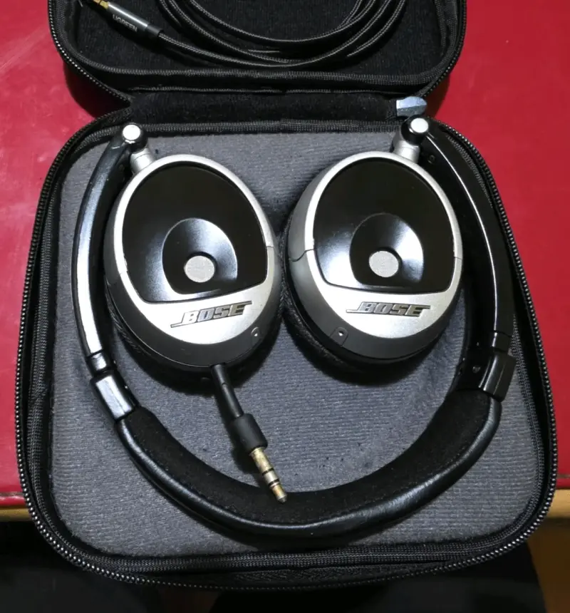 Auriculares Bose con cable y estuche - 3