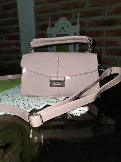 Cartera de mano rosa con correa ajustable - miniatura 1