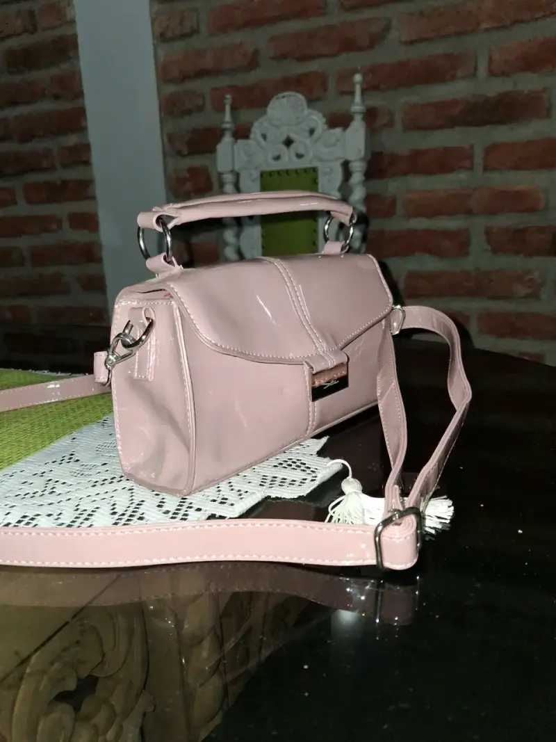 Cartera de mano rosa con correa ajustable - 2
