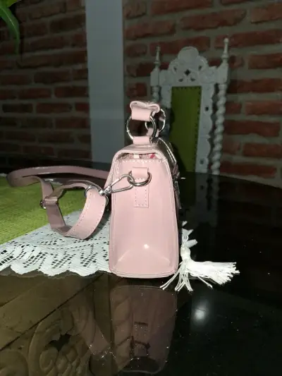 Cartera de mano rosa con correa ajustable - miniatura 3