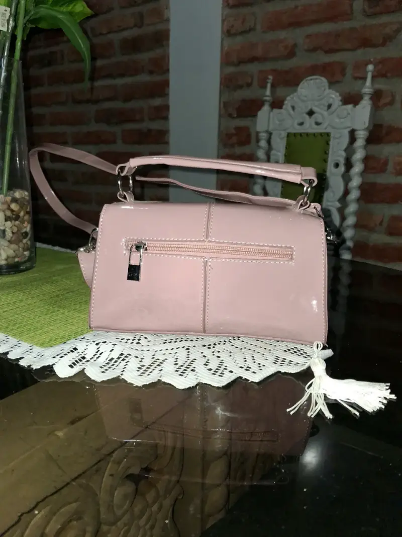 Cartera de mano rosa con correa ajustable - 4