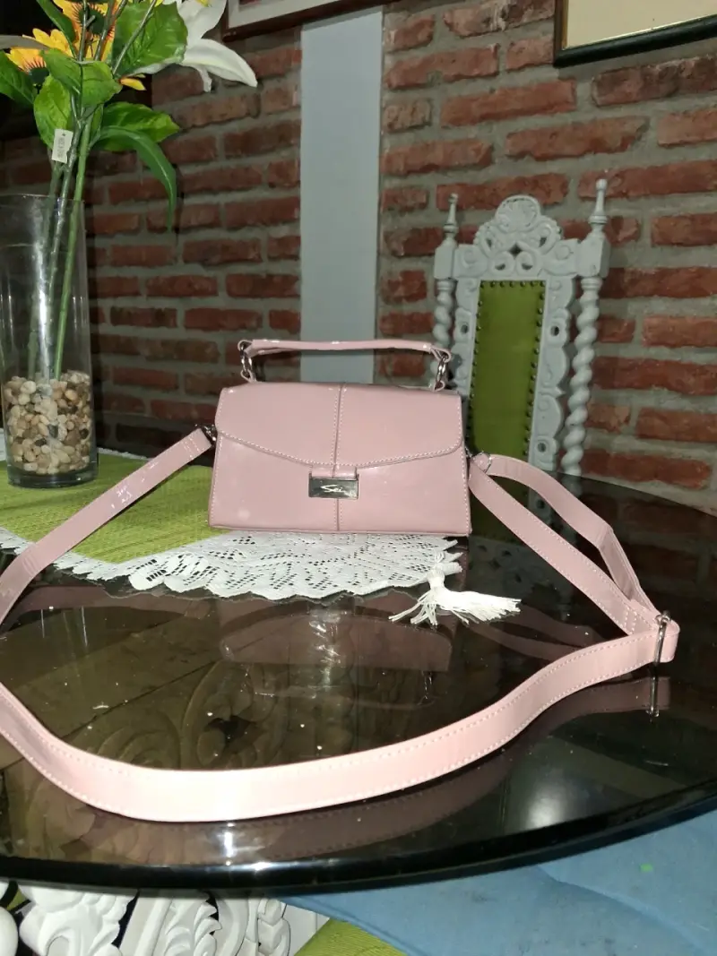 Cartera de mano rosa con correa ajustable - 5