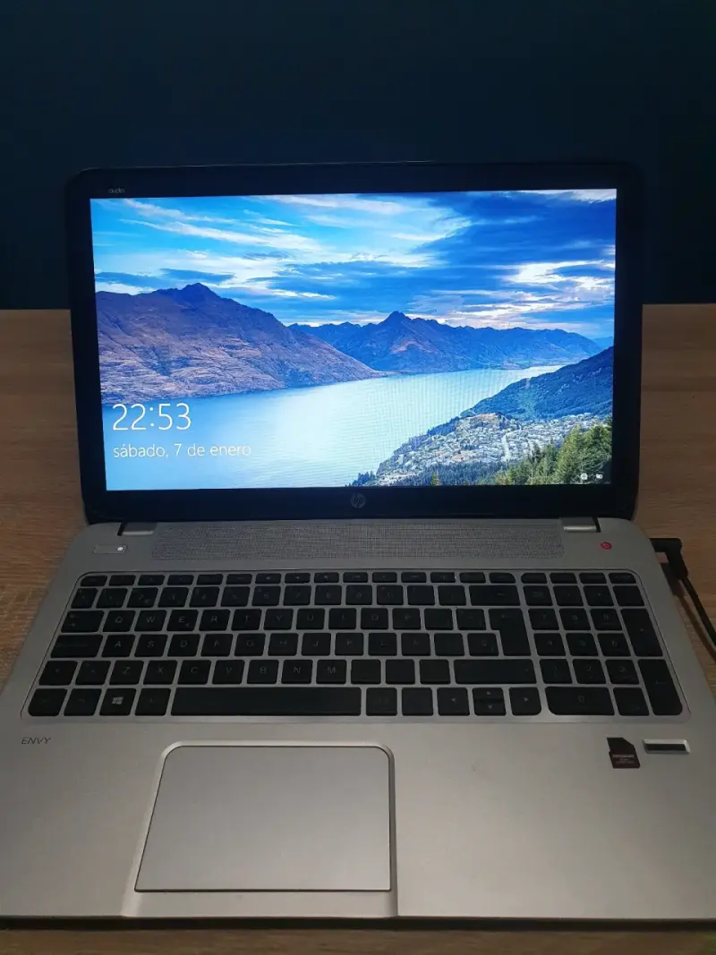 Laptop HP Envy 15.6 pulgadas en buen estado - 1