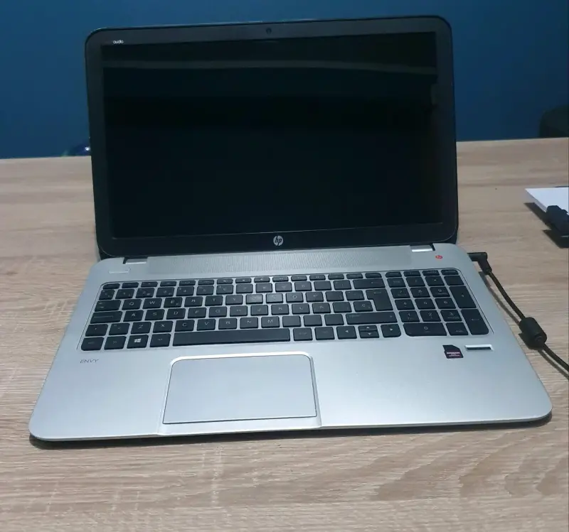 Laptop HP Envy 15.6 pulgadas en buen estado - 3