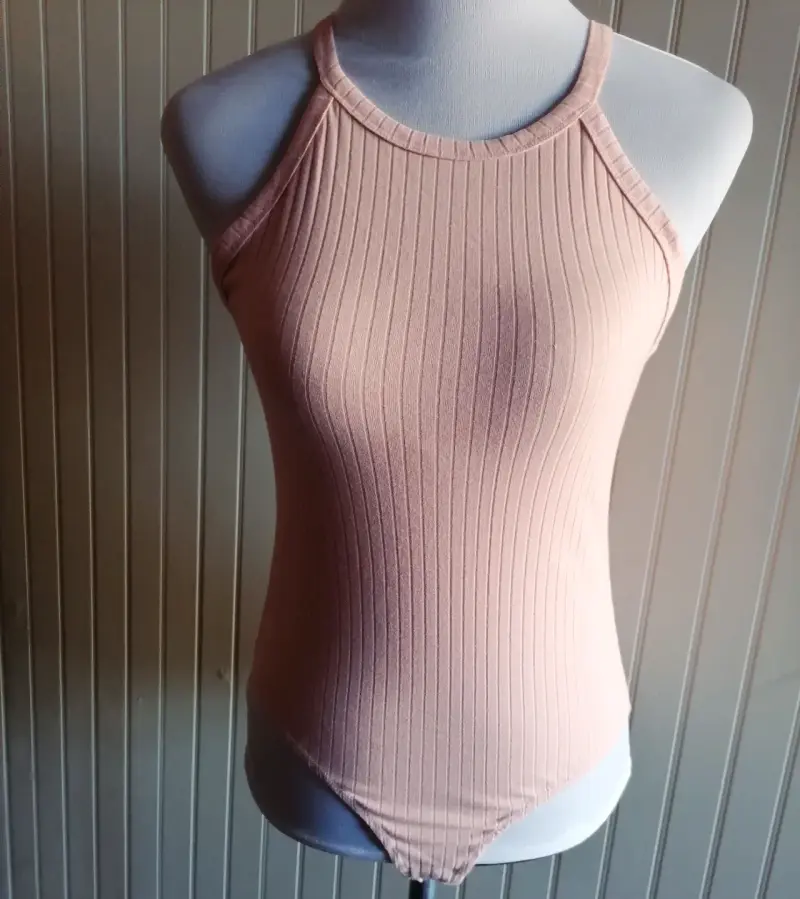 Body sin mangas color rosa palo