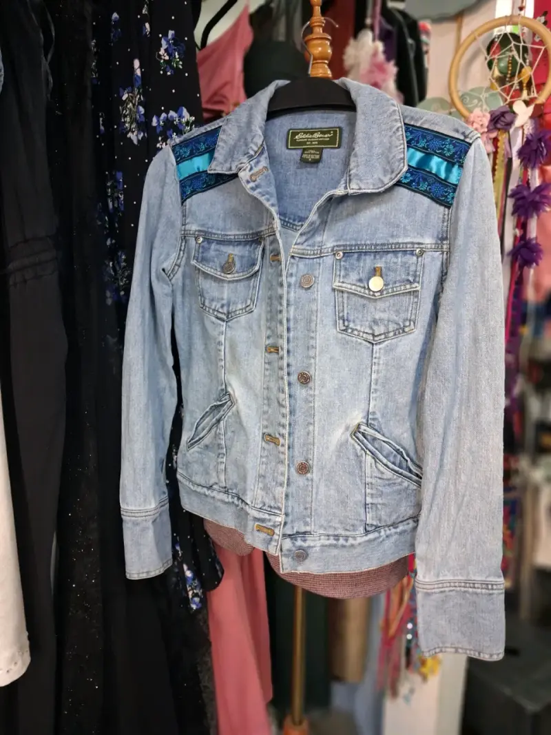 Chaqueta de mezclilla con detalles bordados