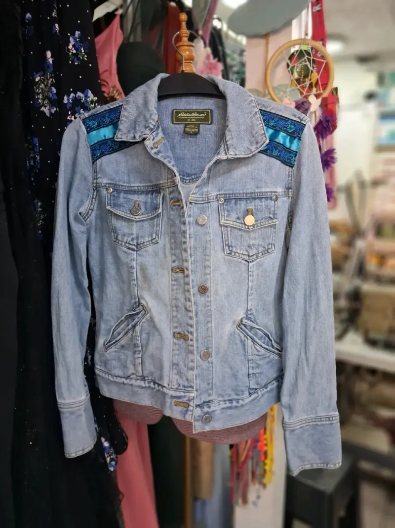 Chaqueta de mezclilla con detalles bordados - 2