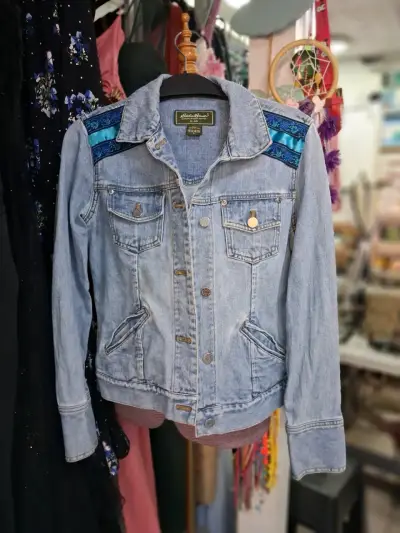 Chaqueta de mezclilla con detalles bordados - miniatura 2