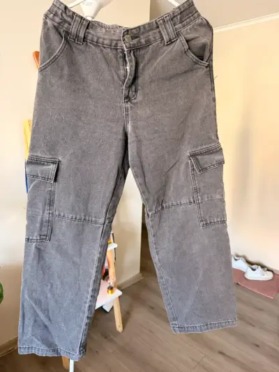Pantalones cargo grises con bolsillos - miniatura 1