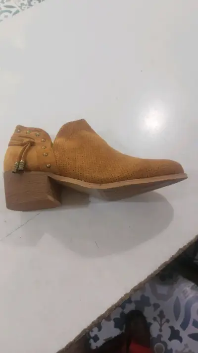 Botines de gamuza color camel con tacón - miniatura 1