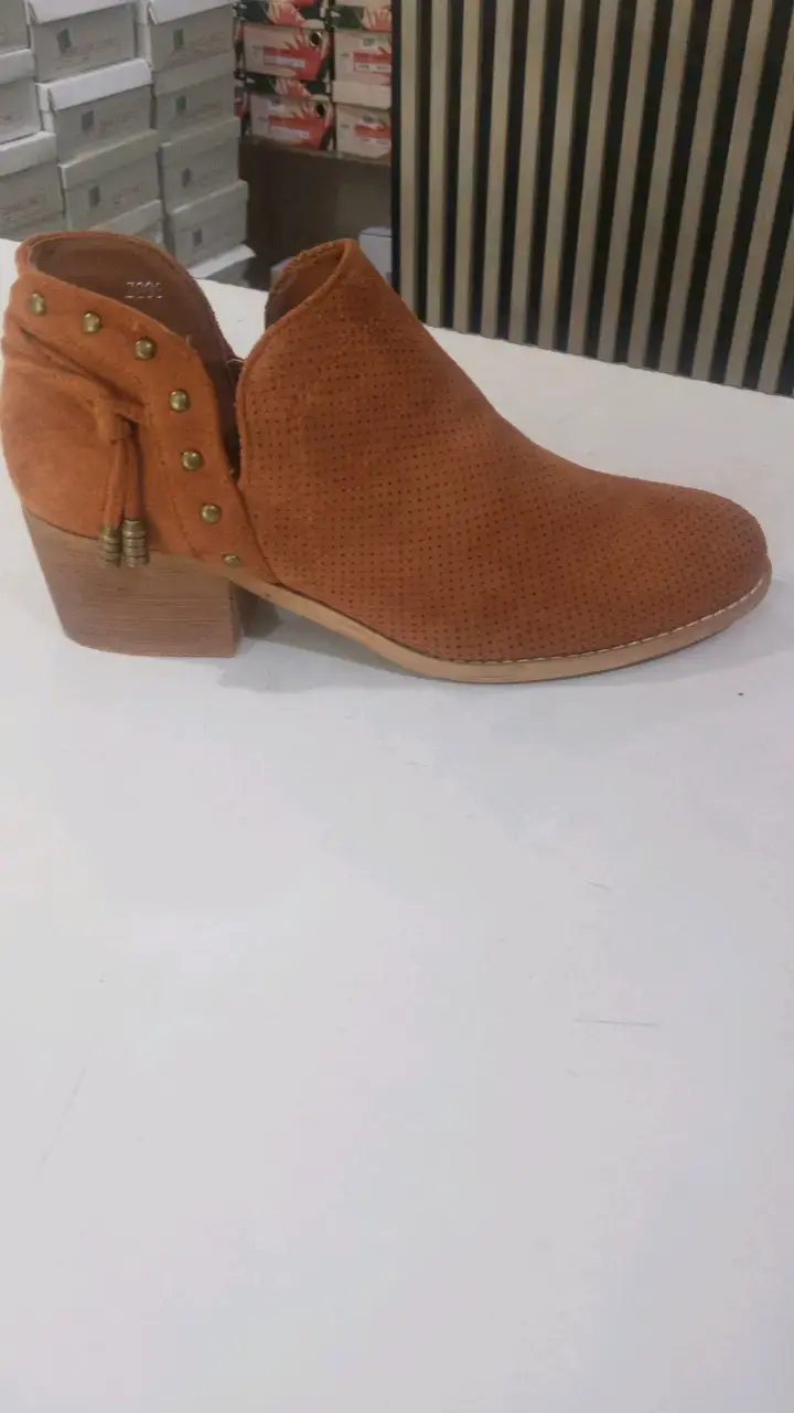 Botines de gamuza color camel con tacón - 3