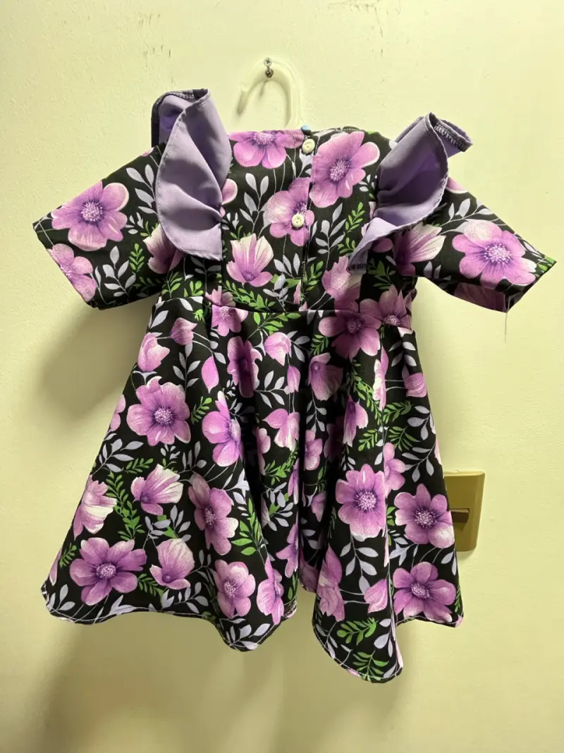 Vestido de niña con flores moradas y zapatitos - 2