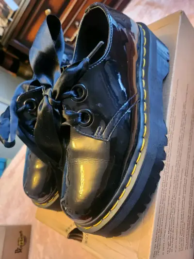 Zapatos de charol negro Dr. Martens Molly - miniatura 1