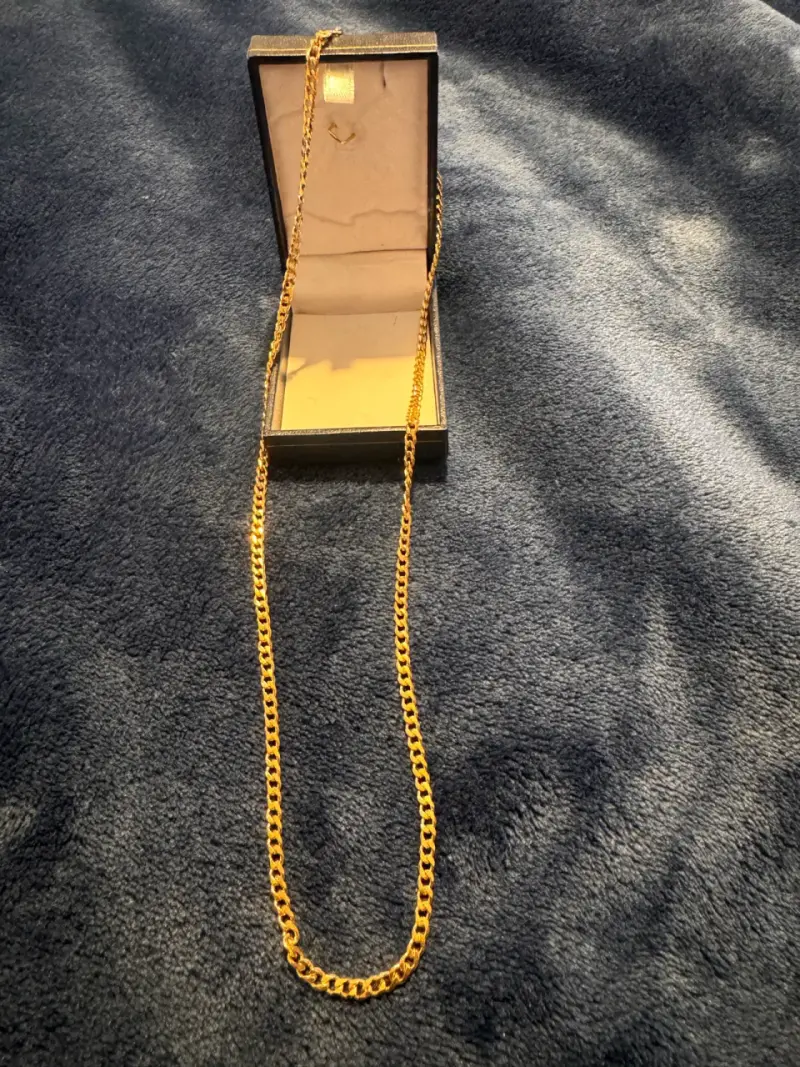 Cadena de oro en caja de presentación - 2