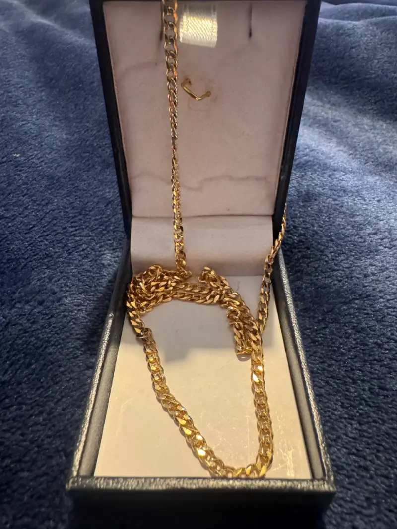 Cadena de oro en caja de presentación - 3