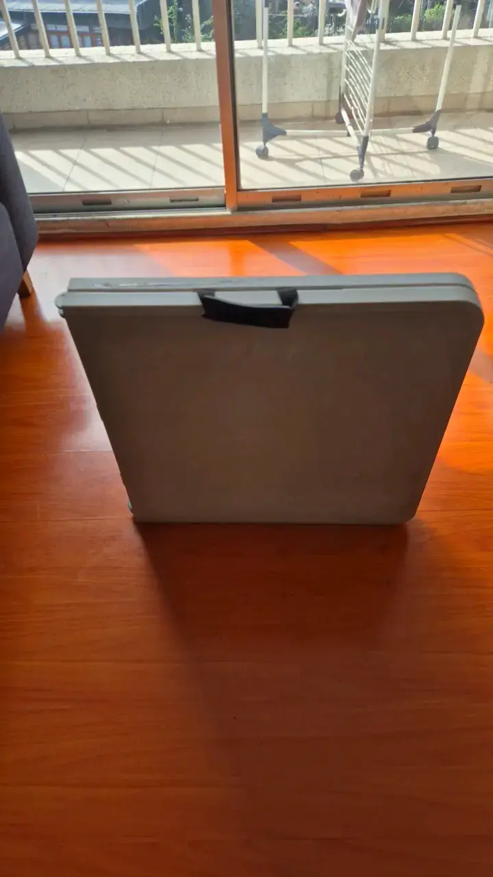 Mesa Plegable Portátil de Plástico - 1