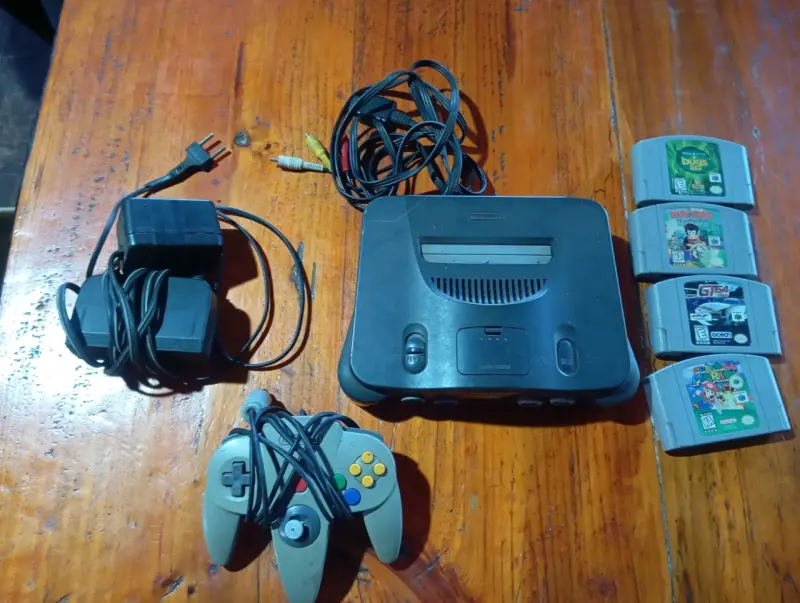 Consola Nintendo 64 con juegos y accesorios