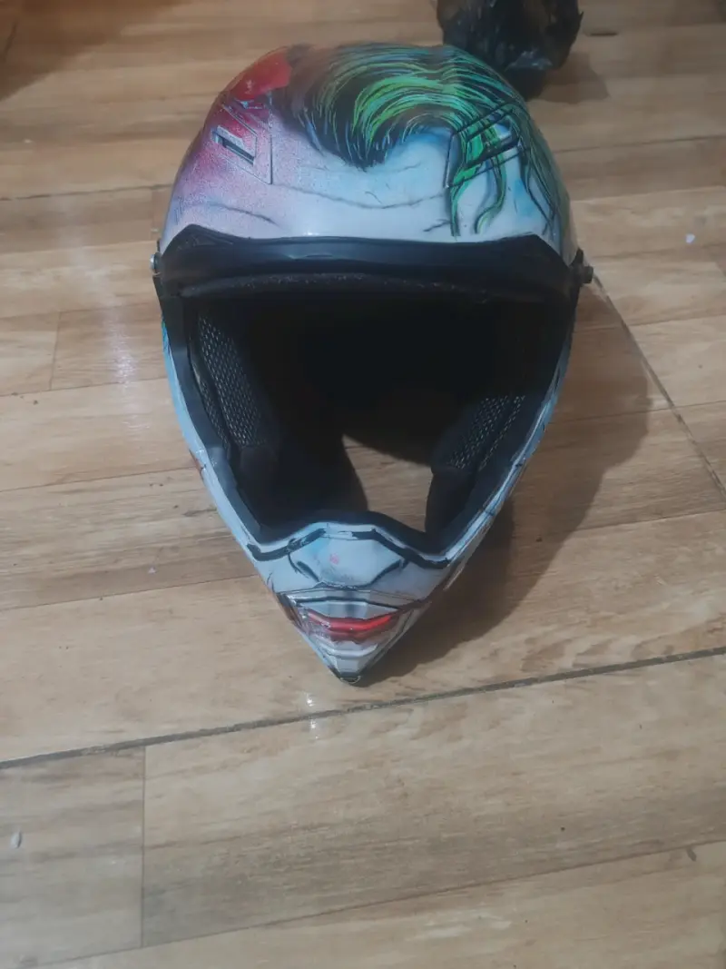 Casco de moto con diseño artístico - 1