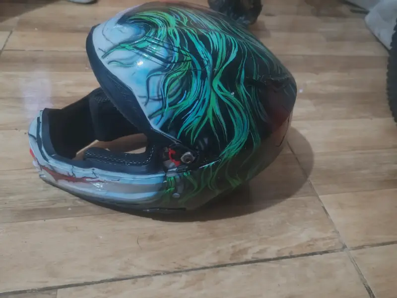 Casco de moto con diseño artístico - 2
