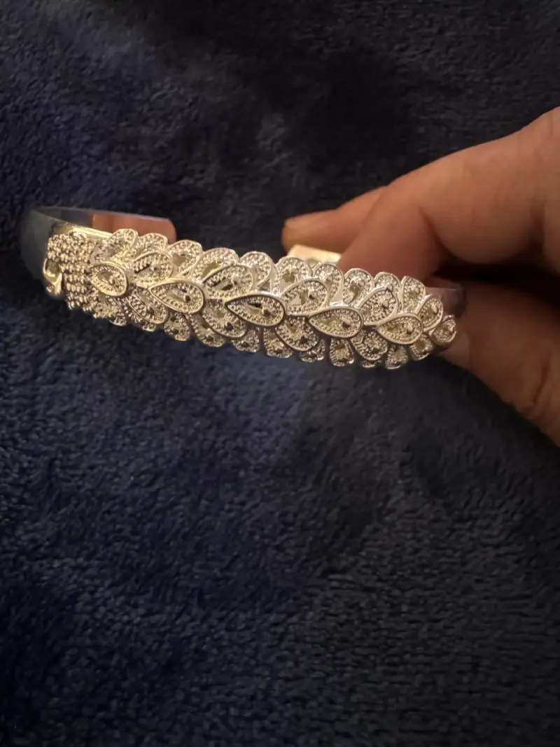 Brazalete de plata con diseño floral - 1