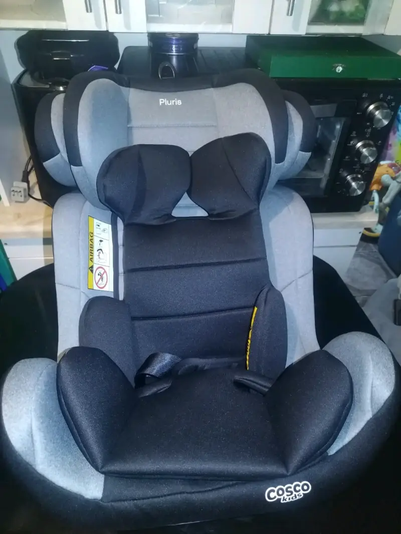 Silla de auto para niños Cosco Pluris gris y negro - 1