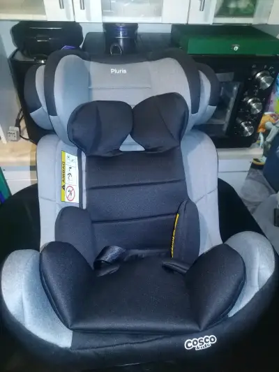 Silla de auto para niños Cosco Pluris gris y negro - miniatura 1