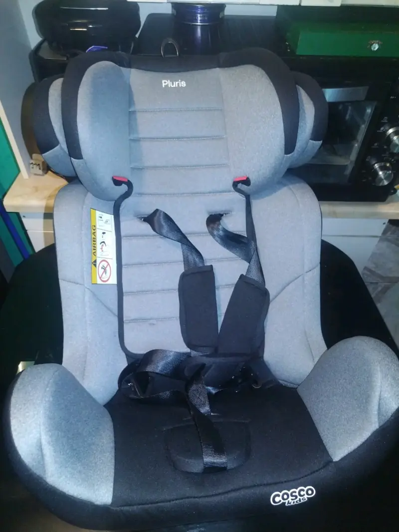 Silla de auto para niños Cosco Pluris gris y negro - 2