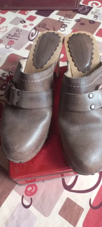 Zuecos de cuero marrón con tacón de madera - miniatura 1