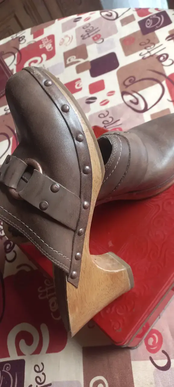 Zuecos de cuero marrón con tacón de madera - 2