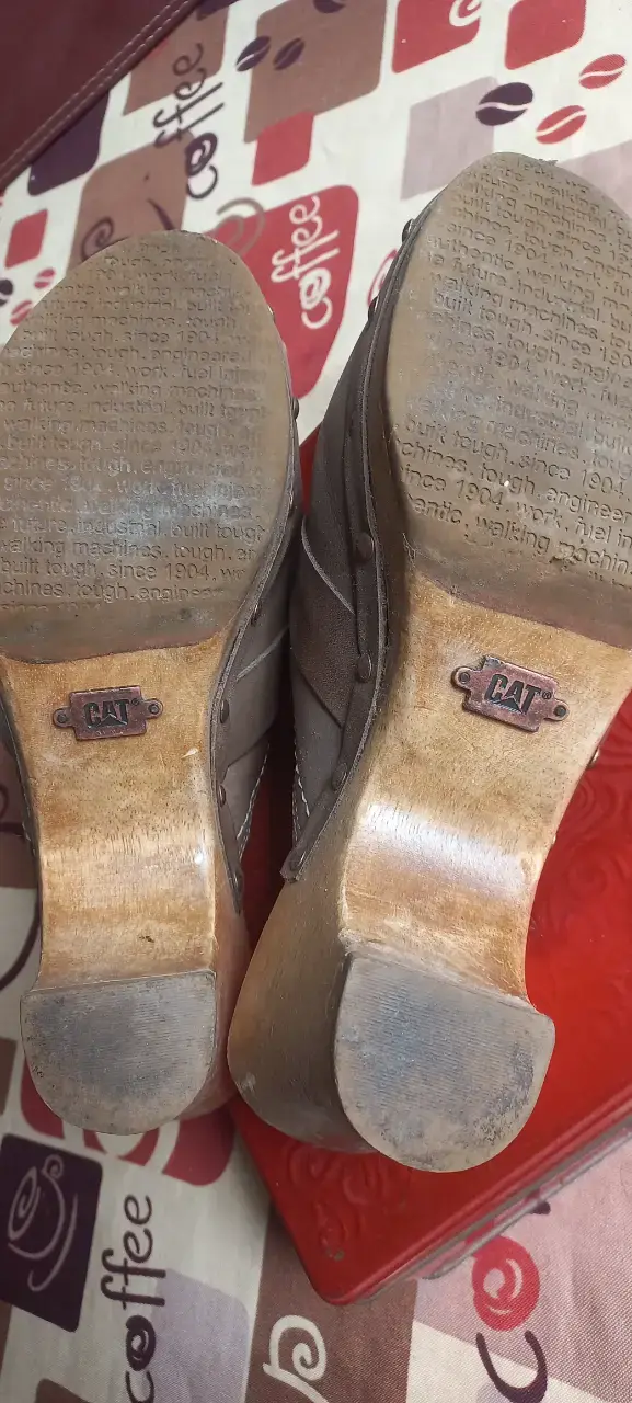 Zuecos de cuero marrón con tacón de madera - 3