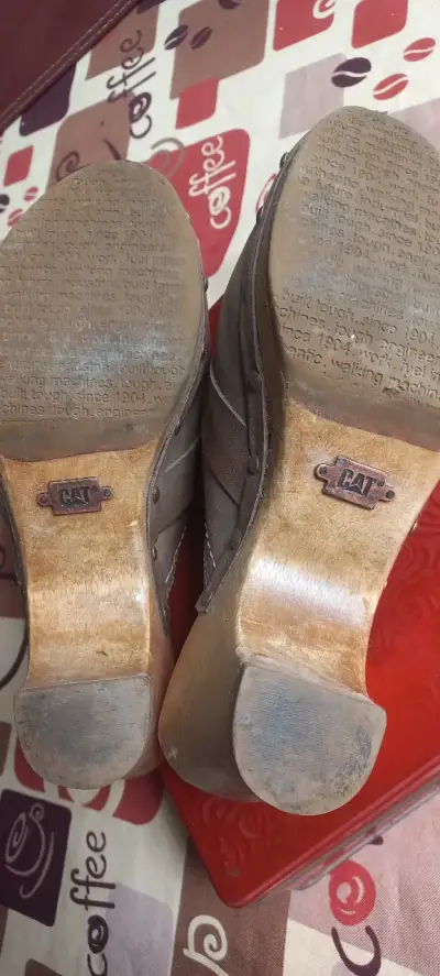 Zuecos de cuero marrón con tacón de madera - miniatura 3