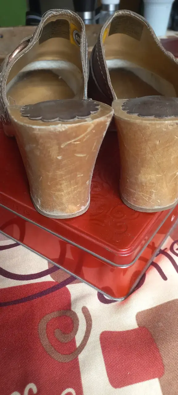 Zuecos de cuero marrón con tacón de madera - 4