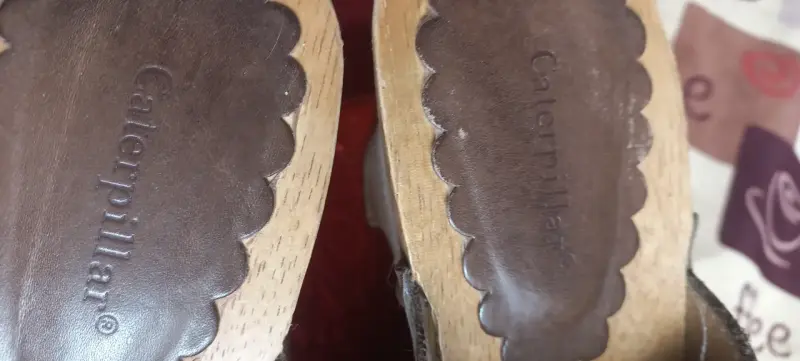 Zuecos de cuero marrón con tacón de madera - 5
