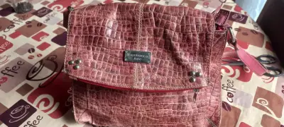 Cartera de cuero estilo cocodrilo color rojo - miniatura 1