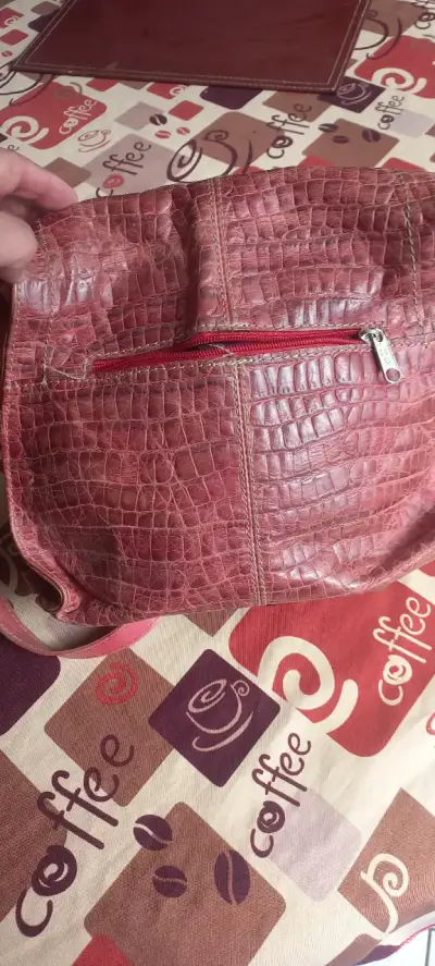 Cartera de cuero estilo cocodrilo color rojo - miniatura 3