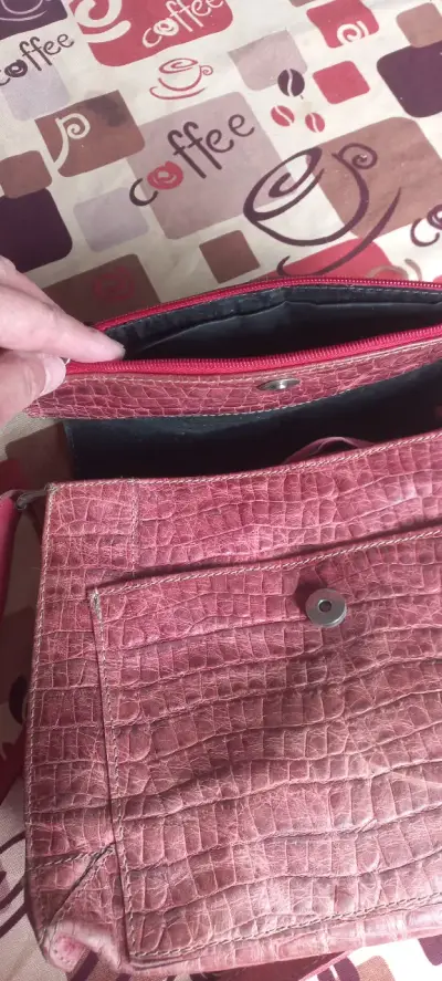 Cartera de cuero estilo cocodrilo color rojo - miniatura 5