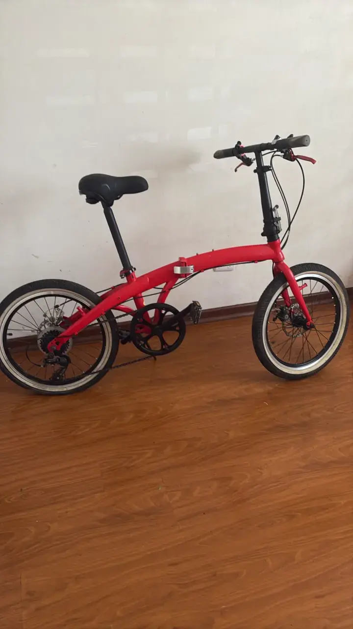 Bicicleta plegable roja en buen estado - 1