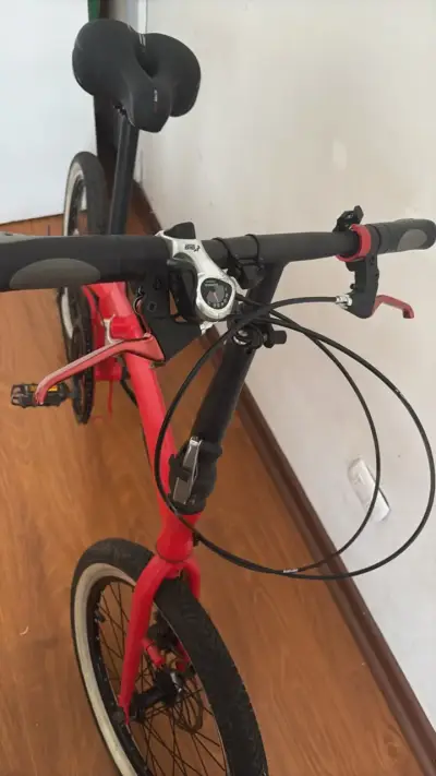 Bicicleta plegable roja en buen estado - miniatura 2