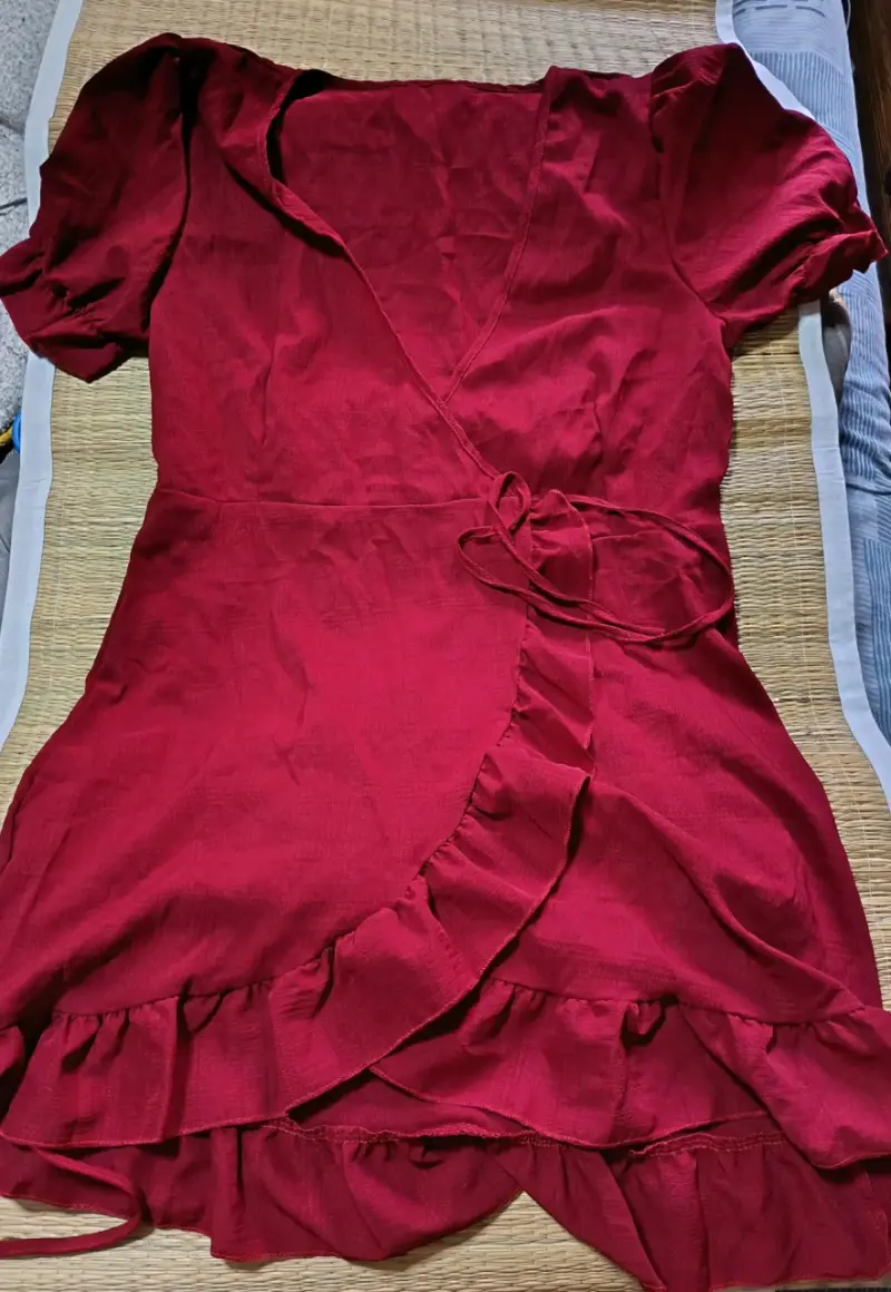 Vestido corto rojo con volantes