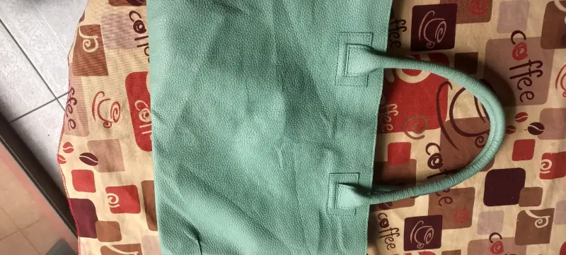 Bolso de mano verde menta con interior de lunares - 2